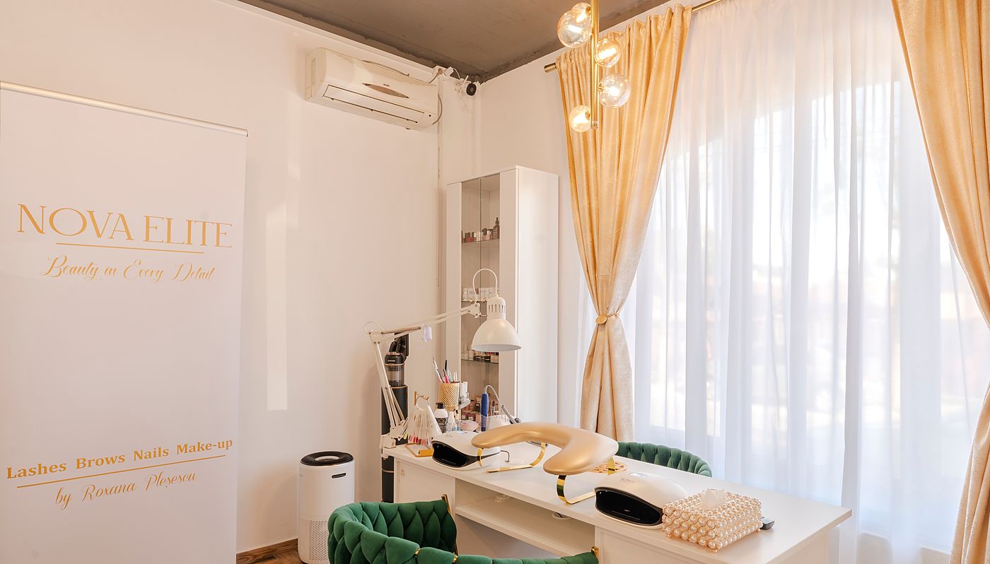 Stația de manichiură din salonul Nova Elite: birou alb, fotolii de catifea verde, lumină naturală filtrată prin perdele aurii.